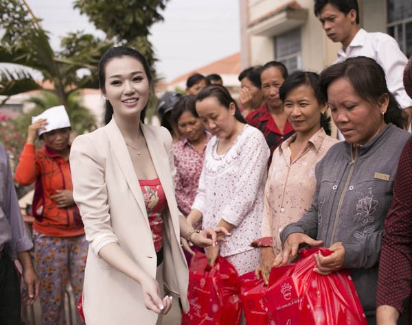 Khánh My trao quà Tết cho người nghèo - ảnh 5